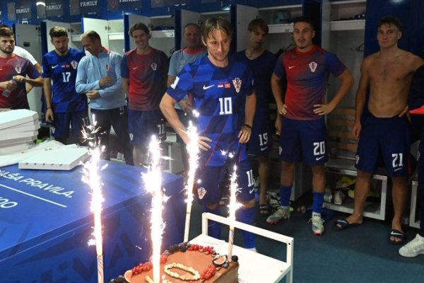 legend! Croatia s entire team celebrates Modric s 40th birthday