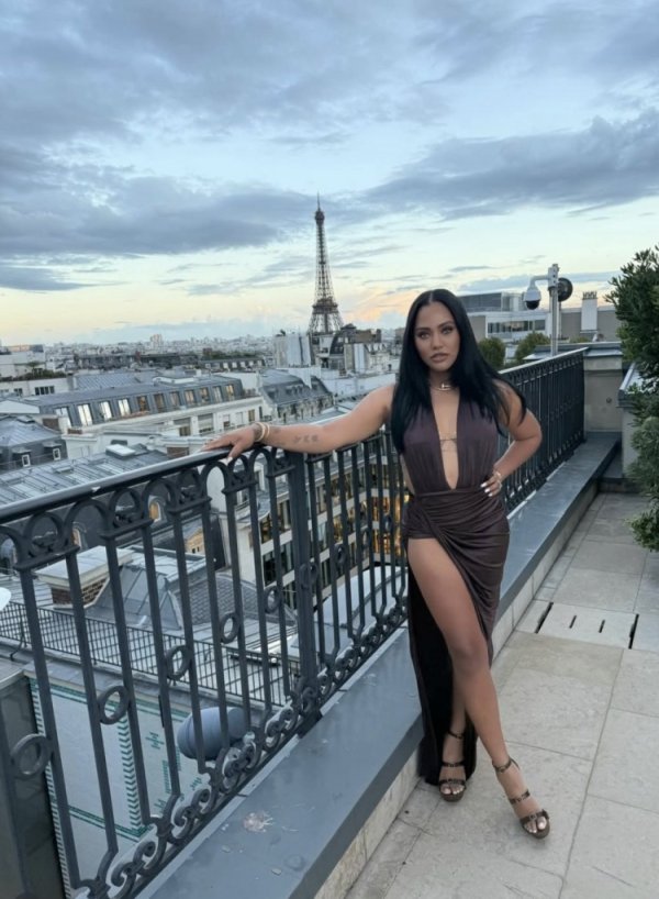 Missing your wife! Curry posted a screenshot of the video with Ayesha: My Paris goddess!