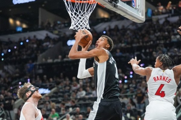 Why don t you practice your moves here? Wenban talks about turning around in the air and doing a 360 layup: I haven’t practiced it specifically. This is the first time.